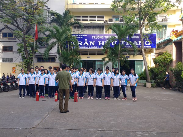Tập huấn sử dụng bình chữa cháy cho học sinh_004_2017